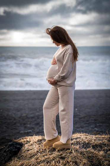 Maternity portrait by the Icelandic ocean at dusk